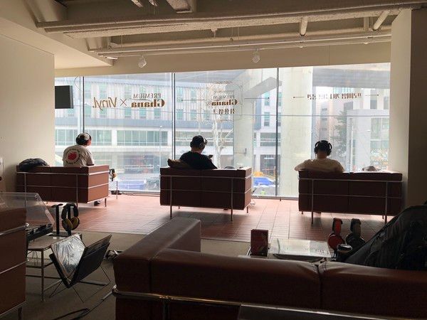 '바이닐성수'에서 LP를 청음 중인 싱글 방문객들 /사진=김현정 기자