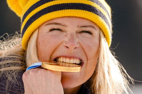 '2026 밀라노·코르티나담페초 동계 올림픽' 여자 스키애슬론 10㎞+10㎞ 경기에서 7일(현지시간) 우승한 스웨덴의 프리다 카를손 선수가 익살스러운 표정으로 금메달을 살짝 깨물고 있다. / 사진=AP연합뉴스