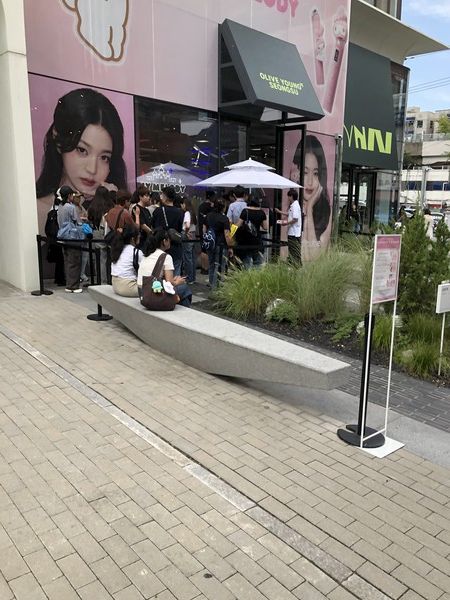 지난해 성수동 올리브영N성수점의 팝업 입장을 위해 줄을 서서 기다리고 있는 방문객들 모습 /사진=김현정 기자