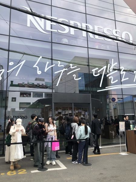 지난해 성수동 네스프레소 팝업스토어 입장을 위해 대기하고 있는 방문객들 모습 /사진=김현정 기자