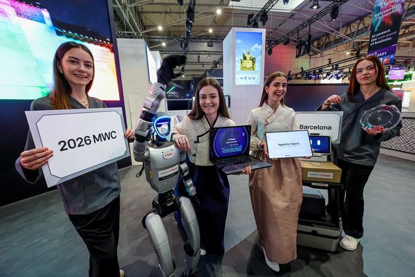 KT가 3월 2일부터 5일까지 스페인 바르셀로나에서 열리는 MWC26에 참가해 대한민국의 AI·인프라 혁신 기술을 선보인다. KT는 MWC26 전시관을 대한민국의 상징적인 공간인 ‘광화문광장’ 테마로 꾸몄다. MWC26가 열릴 스페인 바르셀로나 피라 그란비아 전시장에서 KT 모델들이 K-컬처와 대한민국 혁신 기술을 결합한 KT의 전시 공간을 경험하고 있다. /사진=KT