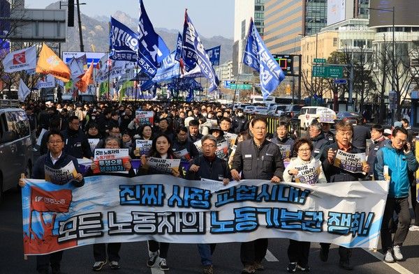 '노란봉투법'(노동조합 및 노동관계조정법 2·3조 개정 법률) 시행 첫날인 지난 10일 서울 세종로에서 열린 민주노총 투쟁 선포대회에서 집회를 마친 민주노총 조합원 등이 행진하고 있다. /사진=연합뉴스