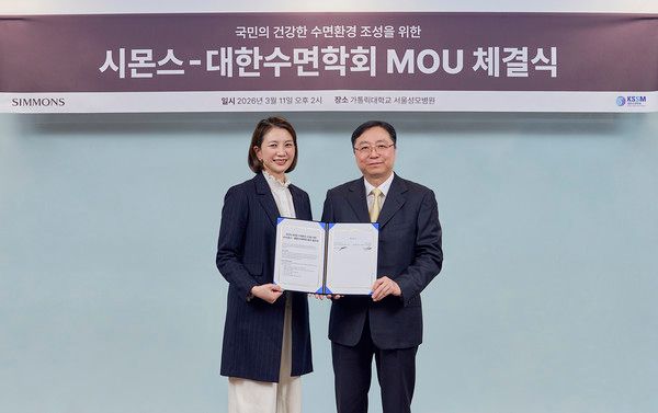 김민수 시몬스 대표(왼쪽)와 박찬순 대한수면학회 회장(오른쪽)이 기념사진을 찍고 있다. /사진=시몬스