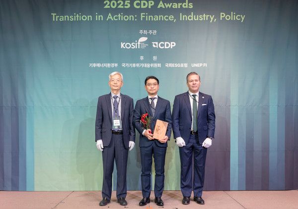 (왼쪽부터)장지인 위원장님(CDP 한국위원회)/&nbsp;안상우 재무담당(신세계)/호세 오르도네스 APAC 총괄 대표(CDP Global) /사진=신세계백화점