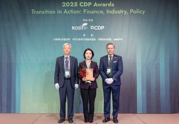 코스맥스는 탄소정보공개프로젝트(CDP) 한국위원회가 주최한 '2025년 기후변화 대응·물 경영 우수기업' 시상식에서&nbsp;수상했다. /사진=코스맥스