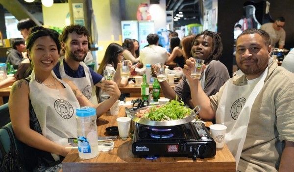 호주 멜버른에서 열린 '진로포차'를 찾은 현지인들 /사진=하이트진로