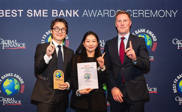 하나은행은 지난 12일(현지 시각) 글로벌 금융 · 경제 전문지 '글로벌파이낸스'가 선정하는 '2026년 대한민국 최우수 외국환 은행상'을 수상했다. 이날 시상식에 참석한 하나은행 직원들이 기념 촬영을 하고 있다. 사진=하나은행.