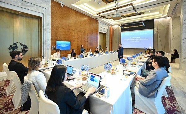 휴젤이 태국 최대 피부과 학회에서 라운드테이블을 통해 HA필러 '리볼렉스'를 소개하고 있다. / 사진=휴젤