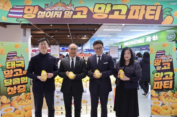 주한태국대사 이마트 용산점 방문. (왼쪽부터) 이마트 곽대환 농산담당, 타니 쌩랏 주한태국대사, 이마트 정양오 전략마케팅본부장, 아파판 챗파이산 농무관실 주한태국대사관. /사진=이마트