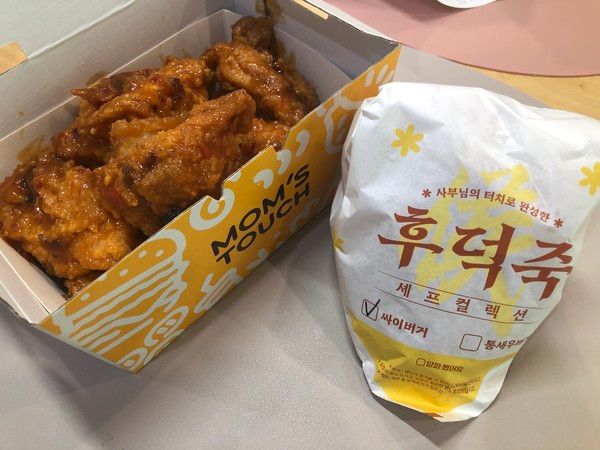 12일 출시된 맘스터치의 '후덕죽 싱글세트'. '후덕죽 싸이버거'와 '후덕죽 빅싸이순살'로 구성된 메뉴다. /사진=김현정 기자