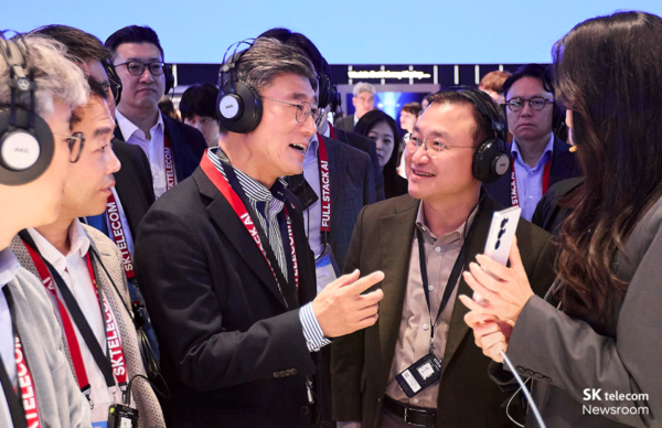 정재헌 SKT CEO(왼쪽)과 노태문 삼성전자 사장이 MWC26 삼성전자 부스에서 제품을 체험하고 있다. /사진=SK텔레콤