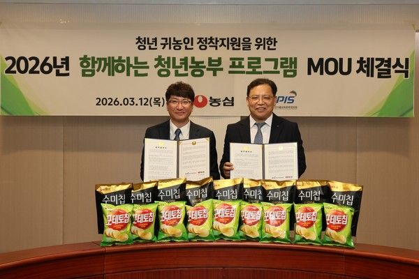 지난&nbsp;12일&nbsp; 서울 동작구 농심 본사에서 농심과 농정원의&nbsp;2026년 '함께하는 청년농부' 프로그램&nbsp;MOU 체결식이 열렸다. (왼쪽부터) 김준영 농정원 귀농귀촌종합센터장,&nbsp;&nbsp;김보규 농심 경영관리부문장 /사진=농심