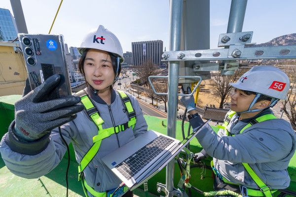 KT 네트워크 전문가가 공연으로 인해 인파가 몰릴 것으로 예상되는 서울 종로구 광화문 일대 기지국을 점검하고 있다. /사진=KT