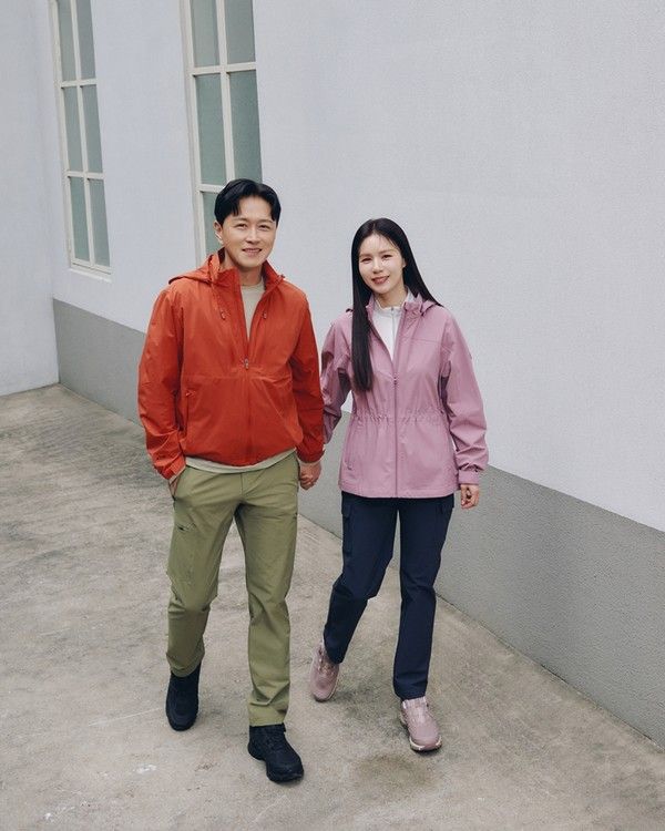 데일리 액티브웨어 브랜드 마운티아가 등산과 워킹 등 야외활동이 늘어나는 봄 시즌을 맞아 방수 기능을 갖춘 워킹화 '아토쉘픽시'(ATTO SHELL PIXIE)를 새롭게 출시했다. /사진=마운티아