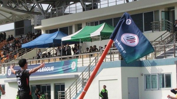 두 번째 골을 터뜨린 진천 HR FC 주장 송홍민 선수가 코너 플래그 앞에서 두 팔을 벌리며 관중들의 환호에 화답하고 있다. /사진=HR레포츠 미디어팀