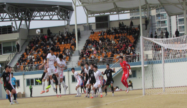 관중들로 가득 찬 생거진천종합운동장에서 열린 경기에서 양 팀 선수들이 골문 앞 공중볼을 두고 치열하게 경합하고 있다. /사진=HR레포츠 미디어팀
