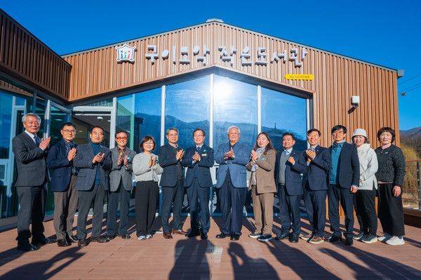 지난달 열린 전북 완주군 소재 '구이모악 작은도서관' 개관식에서 남기홍 KB국민은행 충청·호남3(전주)지역본부장(왼쪽에서 6번째), 유희태 완주군수(왼쪽에서 7번째), 김수연 (사)작은도서관만드는사람들 대표(왼쪽에서 8번째) 등 관계자들이 기념 촬영을 하고 있다. / 사진=KB국민은행.