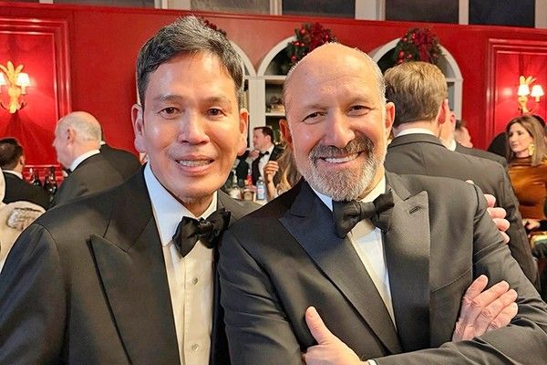 미국 상무부 장관 만난 정용진 신세계그룹 회장. 정용진 신세계그룹 회장이 지난해 12월 12일(현지시간) 미국 워싱턴 DC JD밴스 미국 부통령 관저에서 열린 성탄절 만찬에서 하워드 러트닉 미국 상무부 장관과 기념 촬영하고 있다. /사진=신세계그룹