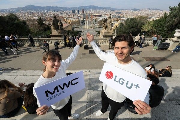 LG유플러스가 기술로 연결되는 'Humanizing Every Connection'(사람중심 AI)의 미래 비전을 공개한다. 모바일월드콩그레스(MWC26)가 열리는 스페인 바르셀로나의 카탈루냐 미술관에서 LG유플러스 현지 전시 관계자들이 바르셀로나 시내를 배경으로 행사 개막을 선언하고 있다. /사진=LG유플러스