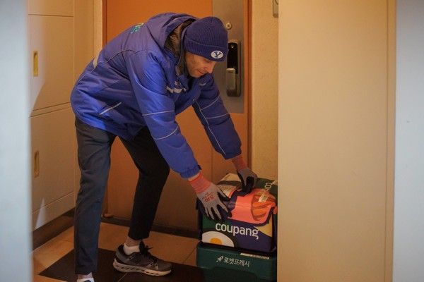 로저스 대표가 20일 프레시백을 들고 배송업무를 하고 있다. /사진=쿠팡