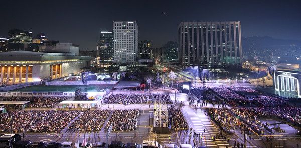 21일 서울 광화문 광장에서 그룹 방탄소년단(BTS)의 정규 5집 '아리랑'(ARIRANG) 발매를 기념해 열린 'BTS 컴백 라이브: 아리랑'(BTS THE COMEBACK LIVE｜ARIRANG)를 찾은 팬들이 공연 시작을 기다리고 있다. /사진=연합뉴스