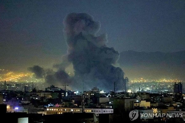 연기 피어오르는 이란 테헤란. 사진=AFP연합뉴스