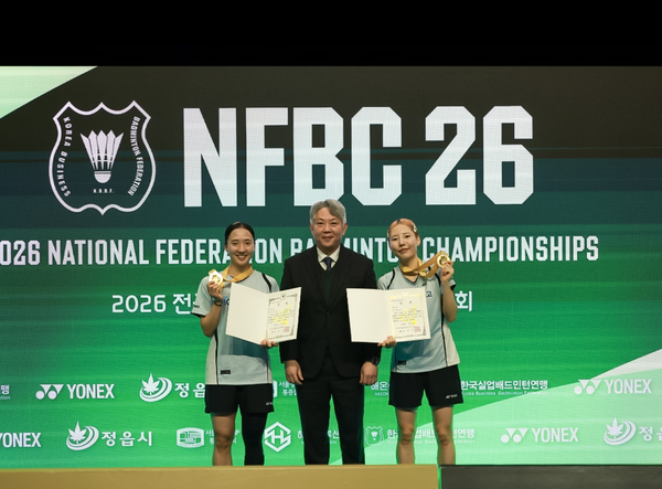 MG새마을금고 배드민턴단 박혜은 선수(왼쪽), 강경진 감독(가운데), 이승희 선수(오른쪽)가 2026 전국연맹종별 배드민턴선수권대회에서 여자복식 우승을 차지한 후 기념 촬영을 하고 있다. / 사진=MG새마을금고.