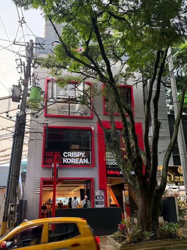 국내 최대 치킨 프랜차이즈 제너시스BBQ 그룹이&nbsp;콜롬비아를 대표하는 핵심 도시 메데진(Medellín)에&nbsp;남미 첫 매장인 'BBQ 프로벤사(BBQ Provenza)'점을 오픈했다. /사진=BBQ