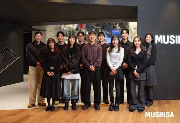 무신사리테일서비스 소속 구성원들이 무신사 메가스토어 용산점 앞에서 단체사진을 촬영하는 모습 /사진=무신사