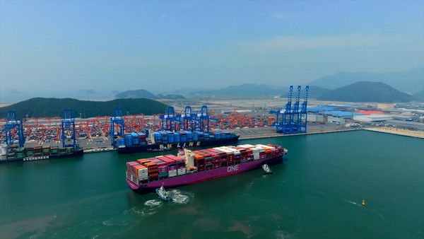 경남 창원시 진해구 부산신항 동원글로벌터미널부산(DGT)에 접안 중인 ONE 컨테이너선과 터미널 전경 /사진=동원그룹