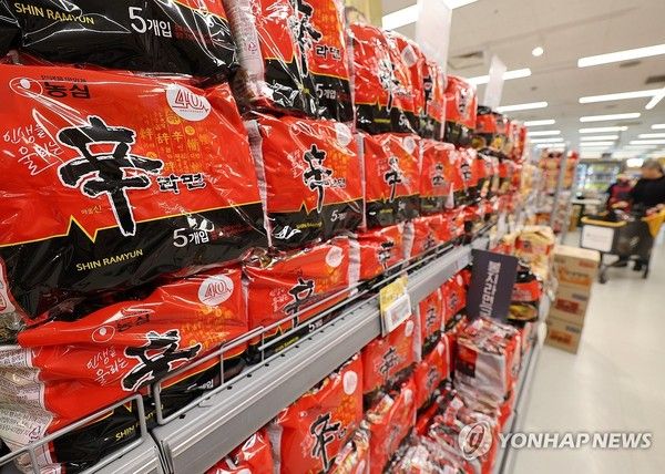 농심 '신라면' 제품이 마트 매대에 진열된 모습 /사진=연합뉴스