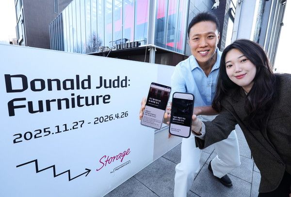 LG유플러스가 현대카드의 디지털 문화 콘텐츠 플랫폼인 ‘현대카드 DIVE’와 협업해 디지털 콘텐츠 라인업을 강화한다고 25일 밝혔다. 사진은 LG유플러스 직원이 현대카드 스토리지에서 양사의 전시를 소개하고 있는 모습. /사진=LG유플러스