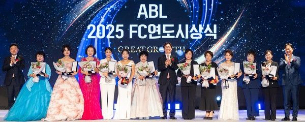 곽희필 ABL생명 대표이사(가운데)가 '2025 FC 연도대상 시상식'에서 명인상 수상자들과 기념 사진을 촬영하고 있다. / 사진=ABL생명.