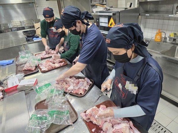 BBQ가 경기도 이천 치킨대학에서 BBQ 패밀리를 대상으로 '원포인트레슨' 프로그램을 진행했다. /사진=BBQ