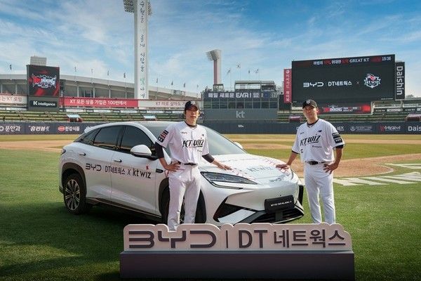 DT네트웍스 kt wiz 협약식.&nbsp;kt wiz 주장 장성우 선수(오른쪽)와 오원석 선수가 'BYD SEALION 7' 차량 앞에서 포즈를 취하고 있다. /사진=DT네트웍스