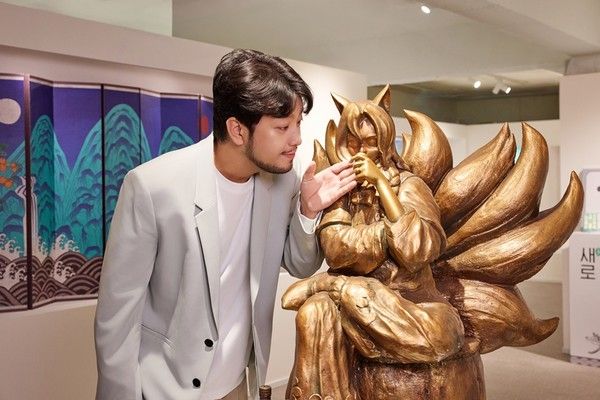 새로중앙박물관에 위치한 기획전시실을 관람하는 침착맨 /사진=롯데칠성음료