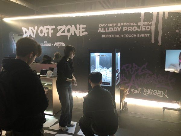 '펍지 9주년 페스티벌'에서 펍지 팬들이 체험형 부스에 참여하고 있다. /사진=김현정 기자