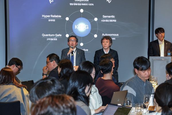 KT는 2일(현지시간) 스페인 바르셀로나에서 열린 MWC 2026에서 브리핑을 열고, AI 시대를 전제로 한 6G 네트워크 비전과 이를 실현하는 핵심 기술 방향을 발표했다. KT 네트워크연구소장 이종식 전무(왼쪽)와 KT 네트워크AI연구담당 정제민 상무가 KT의 6G 비전과 핵심 기술을 소개하고 있다. /사진=KT