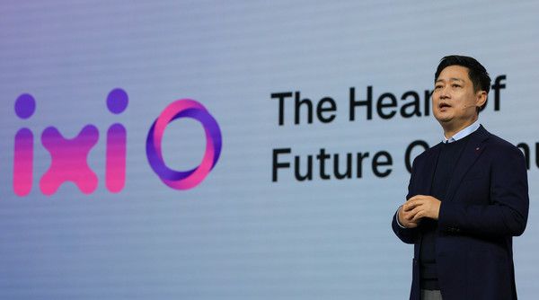 3월 2일(현지시간) 스페인 바르셀로나에서 열리고 있는 MWC26 개막일 기조 연설에 나선 LG유플러스 홍범식 CEO의 모습. /사진=LG유플러스