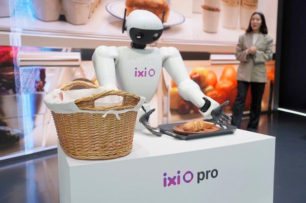 LG유플러스가 스페인 바르셀로나에서 열리는 세계 최대 이동통신 전시회 MWC26에서 AI 콜 에이전트 익시오(ixi-O)를 물리적 세계로 확장하는 '피지컬AI'(Physical AI) 비전을 제시했다. 사진은 익시오와 결합한 휴머노이드로봇이 MWC26 현장에 전시된 모습. /사진=LG유플러스