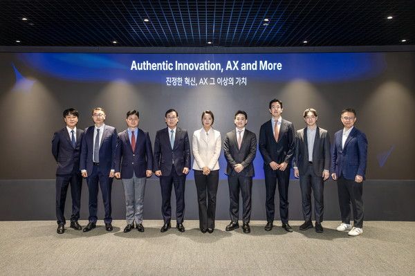 더존비즈온은 지난 27일 서울 중구 더존을지타워에서 '2026년 비전 선포식'을 개최하고 기념 촬영을 하고 있다. (왼쪽부터) 더존비즈온 조선경 상무, 홍용선 부사장, 공동대표 지용구 사장·이강수 부회장, EQT Partners Korea 연다예 대표, 안재연 전무, 정준모 이사, 변훈 이사, 구성기 고문. /사진=더존비즈온