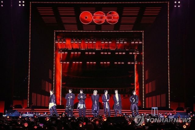 그룹 BTS(방탄소년단)가 지난 21일 서울 광화문 광장에서 정규 5집 '아리랑'(ARIRANG) 발매를 기념해 무료 공연 'BTS 컴백 라이브: 아리랑'(BTS THE COMEBACK LIVE｜ARIRANG)을 열고 있다. / 사진=연합뉴스(빅히트뮤직·넷플릭스 제공)&nbsp;