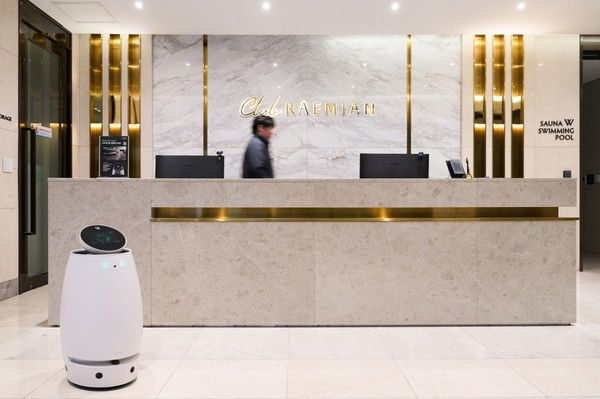 '서초 래미안 리더스원' 커뮤니티 센터에 설치된 웰니스 로봇 '나무엑스' /사진=SK인텔릭스