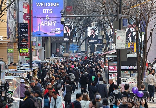 그룹 BTS(방탄소년단)가 정규 5집 '아리랑'(ARIRANG) 발매를 기념해 무료 공연 'BTS 컴백 라이브: 아리랑'(BTS THE COMEBACK LIVE｜ARIRANG)을 연 지난 21일 서울 중구 명동거리의 미디어폴에 BTS와 팬클럽 아미의 환영 메시지가 송출되고 있다. / 사진=연합뉴스