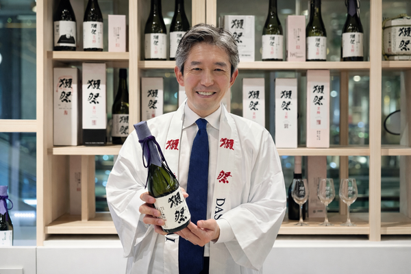 닷사이 사쿠라이 카즈히로 사장이 더현대 서울 팝업 현장에서 닷사이 제품을 들고 포즈를 취하고 있다. /사진=니혼슈코리아