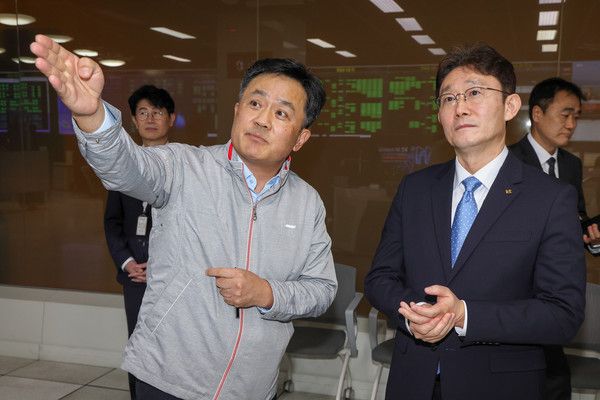 KT 박윤영 대표가 주요 네트워크 인프라 현황에 대한 설명을 듣고 있다. /사진=KT