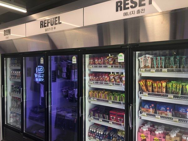 러닝에 필요한 모든 물품을 한 자리서 해결할 수 있는 러닝 전용 판매 진열대 /사진=김현정 기자