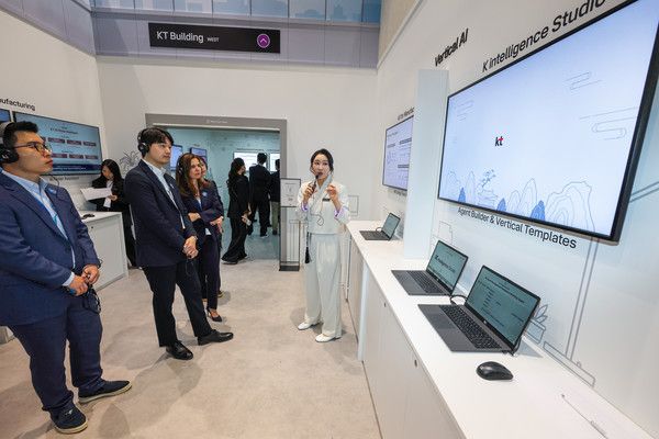 KT가 스페인 바르셀로나에서 열린 MWC26에서 산업 현장의 AX 확산을 도울 AI 에이전트 제작 플랫폼 '에이전트 빌더'를 공개했다고 4일 밝혔다. 사진은 참관객들이 KT의 AI GPU 서비스 전시를 관람하는 모습. /사진=KT