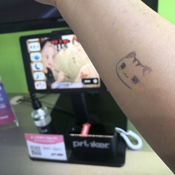 기자가 직접 타투 프린팅을 한 모습. 태블릿의 가이드에 따라 기구를 동작하면 타투가 완성된다. 1회 결제에 2번의 프린팅 기회가 주어진다. /사진=김현정 기자