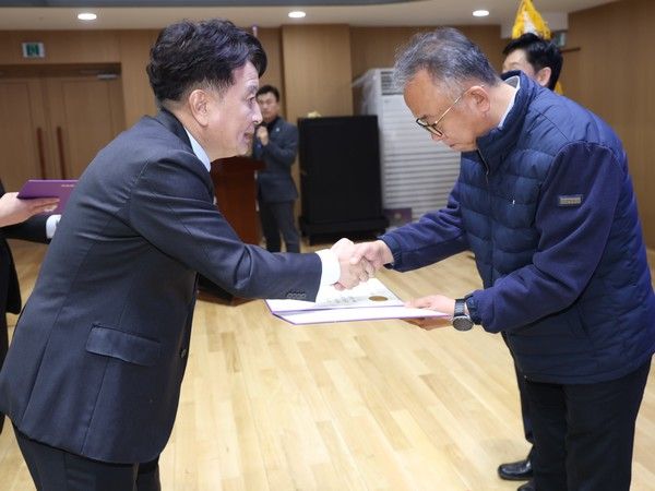 표창장을 수여중인 김영환 충북도지사(왼쪽), 박동환 GC녹십자웰빙 생산본부장 / 사진=GC녹십자웰빙